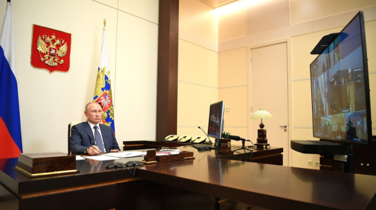 Путин поручил начать масштабную вакцинацию от COVID-19