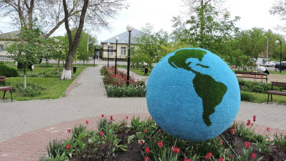 В кантемировском селе Новобелая в парке установили 8 топиарных фигур