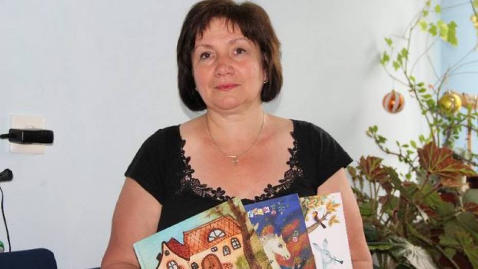 Питерская писательница пополнила фонд Новоусманской библиотеки