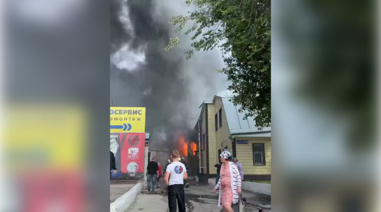 Склад со стройматериалами сгорел на Новосибирской улице в Воронеже: видео