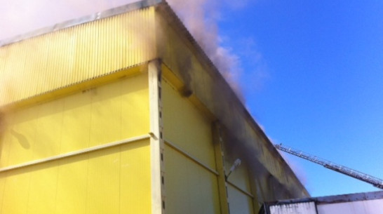 В Воронеже на Текстильщиков сгорела крыша крупного склада электроматериалов