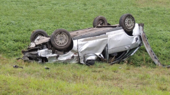 В Воронежской области перевернулся Nissan: пострадали 16-летняя девушка и 24-летний парень