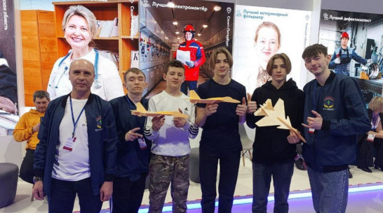 Педагог из Лисок провел мастер-класс по авиамоделированию на выставке «Россия»