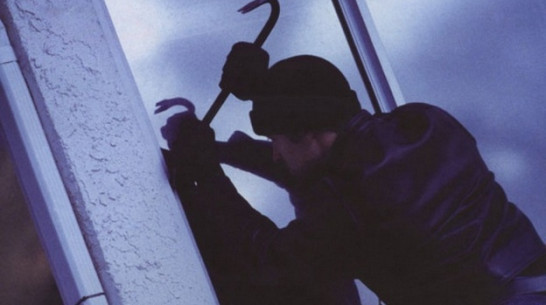 В Лисках злоумышленники совершили кражу под прикрытием рекламного баннера