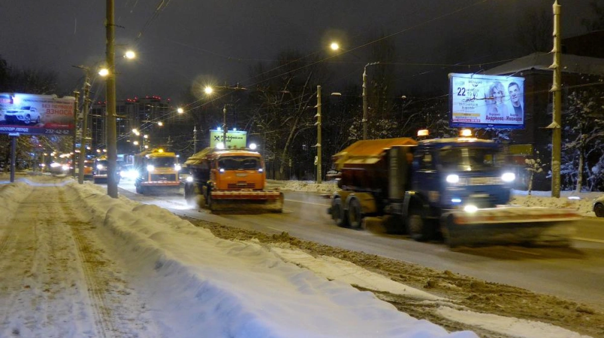 Хлопки в воронеже сегодня ночью. Фото улицы с автомобилями ночью. Заснеженная улица ночью. В Воронеже перекрыли улицы сегодня. Снегопад в Воронеже.
