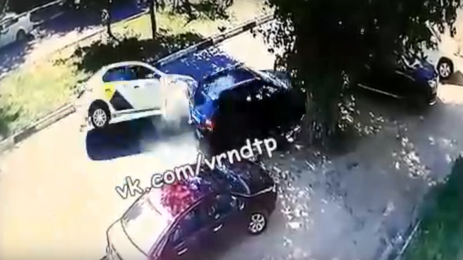 Момент ДТП с перевернувшимся такси в Воронеже попал на видео 