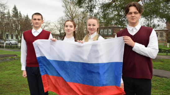 У школьников Борисоглебска занятия начались с поднятия российского флага