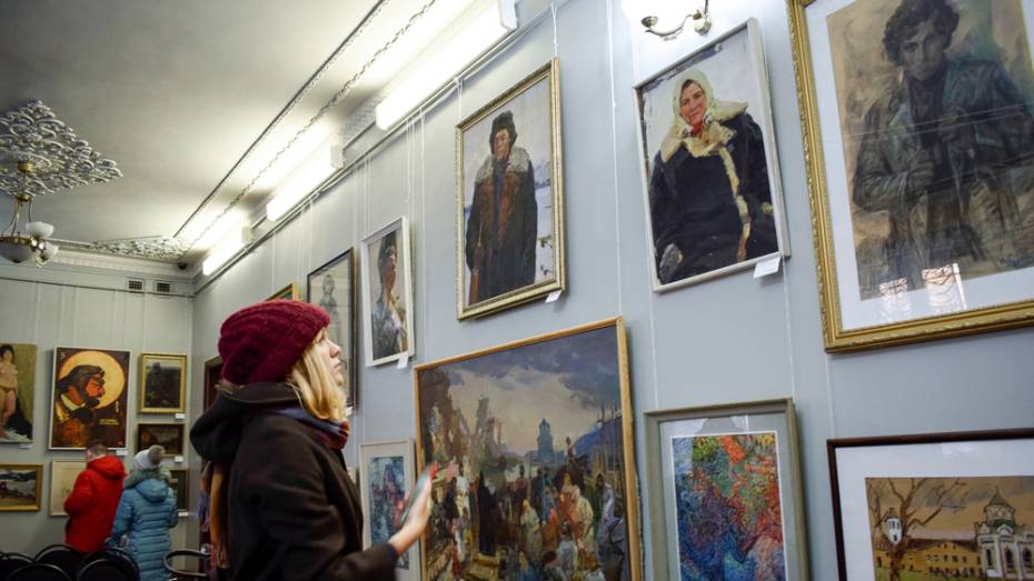 В Лисках открылась выставка работ воронежского художника Василия Криворучко
