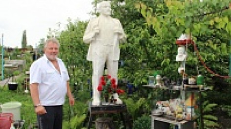 Житель Новоусманского района установил памятник Ленину в своем дворе