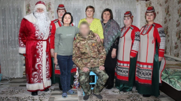 В Верхнемамонском районе Дед Мороз и соцработники поздравили участников СВО и их семьи