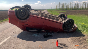 Машина с женщиной и 2 детьми перевернулась под Воронежем из-за выбоины: водитель погибла