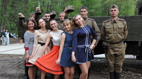 Воронежцы станцевали под патефон и гармонь на ретро-вечеринке 