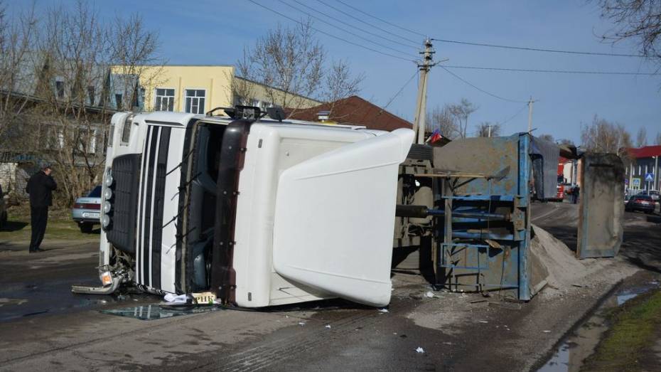 В Воробьевке перевернулся грузовик с отсевом