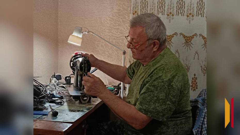 Острогожский мастер ремонтирует и передает для нужд СВО советские швейные машинки