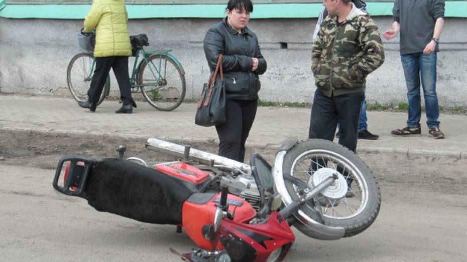 В Боброве мотоциклист врезался в легковой автомобиль