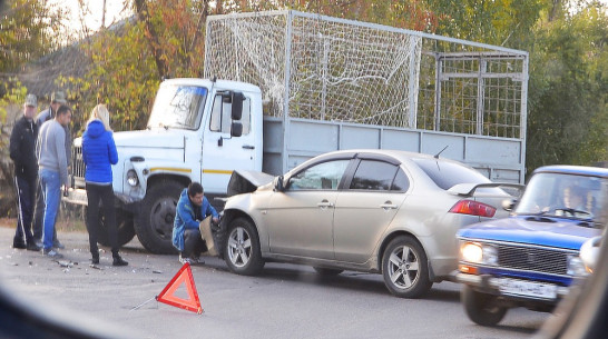 В Семилуках грузовик протаранил легковой автомобиль