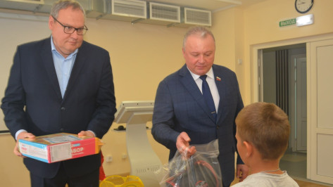 Воронежские депутаты помогли семьям участников СВО собрать детей в школу