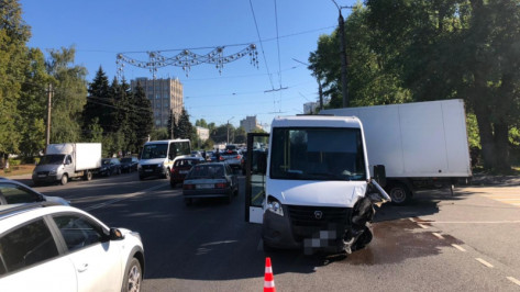 Маршрутка устроила ДТП с 6 машинами в Воронеже: 2 пассажирок автобуса госпитализировали