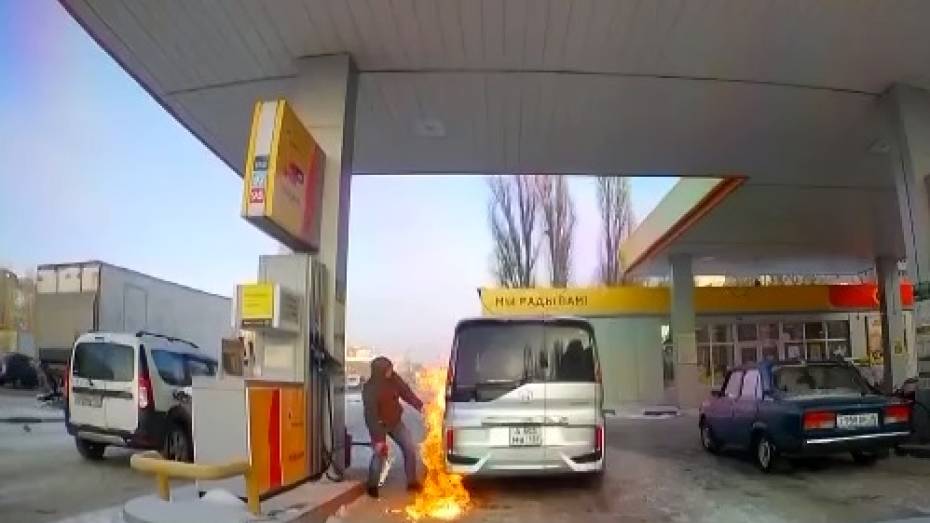 Автомобиль загорелся на заправке в Воронеже