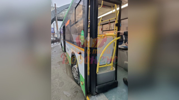 В Воронеже толпа пассажиров выдавила стекло в автобусе