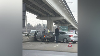 В Воронеже на Северном мосту столкнулись два легковых автомобиля