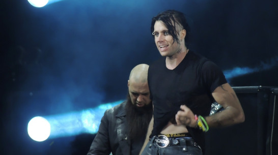 Воронежские девушки носили солиста Three Days Grace на руках