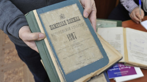 В Никитинской библиотеке хранятся подаренные Солженицыным сочинения, нобелевское издание Бунина и советские открытки
