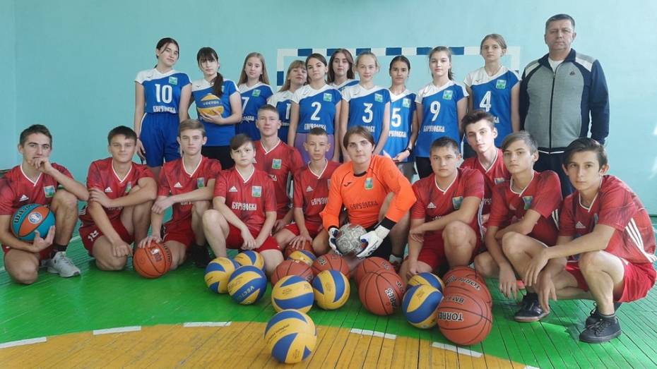 Учащиеся школы Воробьевского района получили в подарок спортивную форму и инвентарь