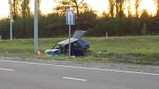 Под Воронежем «ВАЗ» врезался в фонарь: четыре человека ранены