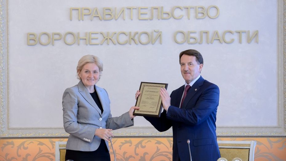 Ольга Голодец вручила воронежскому губернатору сертификат «Культурная столица СНГ» 