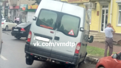 В Воронеже на улице 9 Января под микроавтобусом провалился асфальт