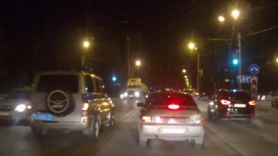 В Воронеже нарушившая ПДД полицейская машина попала на видео