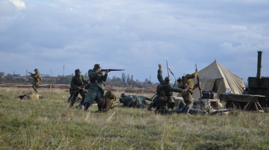 Жителям новоусманского поселка показали военно-историческую реконструкцию