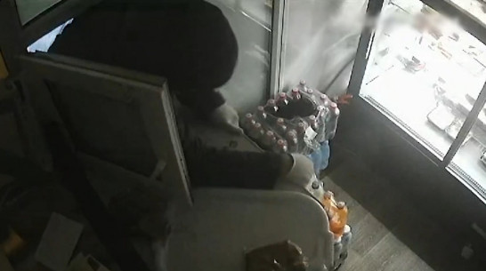 Форточник из Воронежа обчистил 2 киоска в Липецке и попал на видео