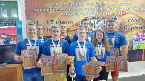 Хохольцы получили 12 золотых медалей на региональном турнире по пауэрлифтингу