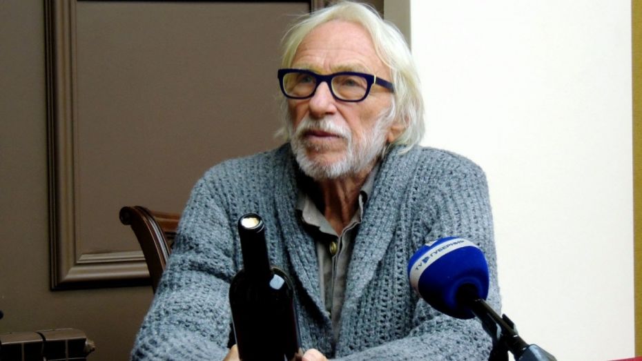 Актеру Пьеру Ришару в Воронеже подарили бутылку домашнего вина