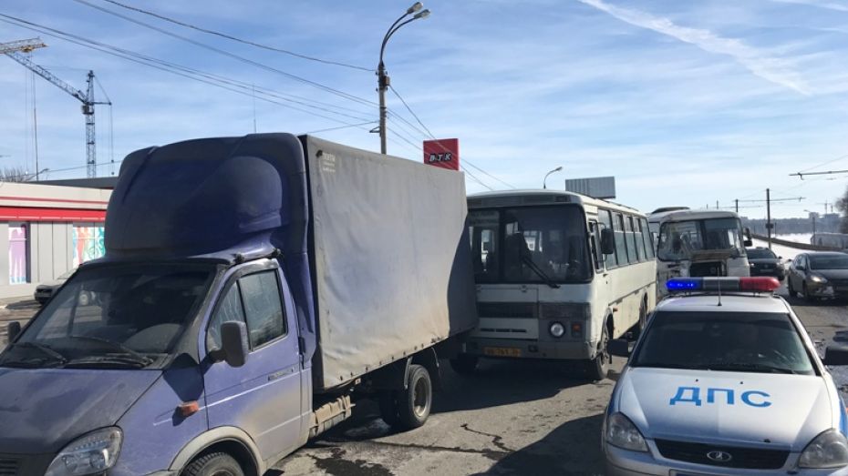 Число пострадавших в тройном ДТП с маршрутками в Воронеже выросло до 10