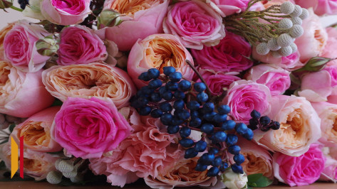 Воронежские приставы вычислили должницу с помощью доставки цветов и устроили ей «сюрприз»