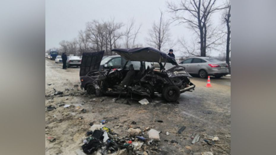 В лобовом столкновении легковушек под Воронежем 4 человека пострадали и 1 погиб