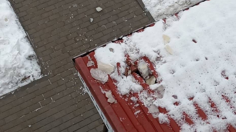 Упавшая глыба льда пробила козырек подъезда многоквартирного дома под Воронежем