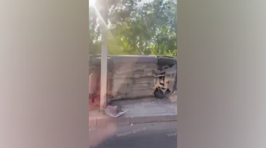 Автомобиль перевернулся в районе Юго-Западного рынка в Воронеже вечером 4 июля