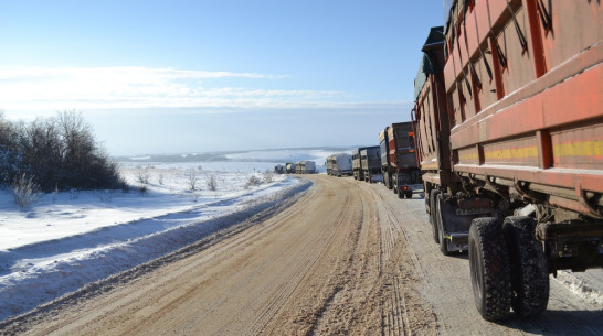 Пробка в 5 км образовалась из-за снегопада на трассе в Воронежской области