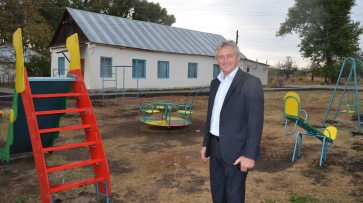 В поселении Семилукского района появились 2 новые детские площадки