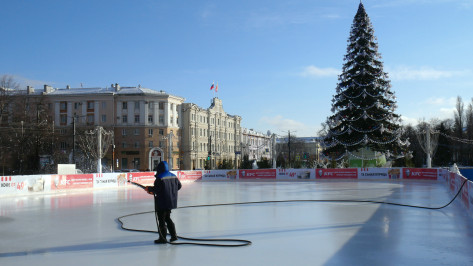 Каток на площади Ленина в Воронеже начнет свою работу 26 декабря