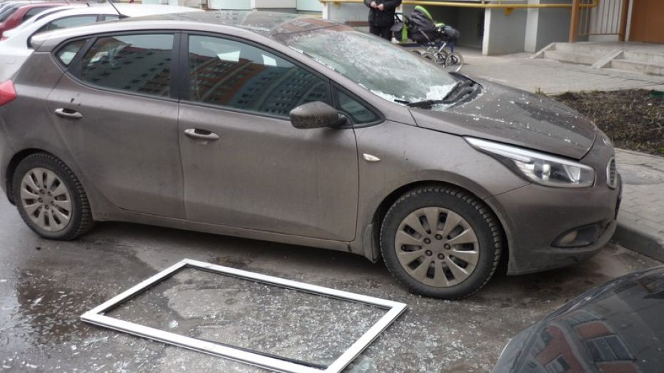 В Воронеже выпавшая оконная рама повредила припаркованный автомобиль
