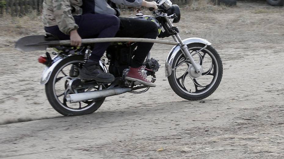Автомобилист и мотоциклист без прав устроили ДТП в воронежском райцентре