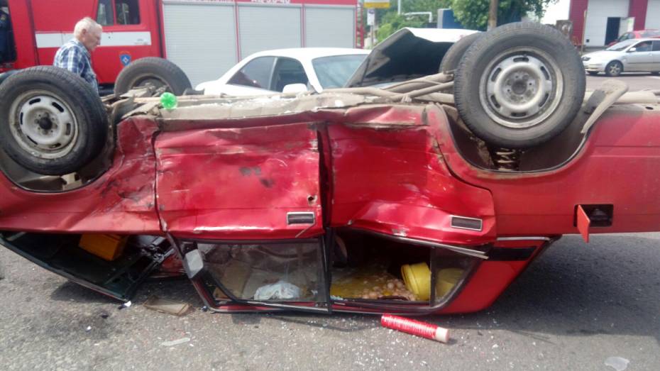 В Воронеже при столкновении с Nissan перевернулся ВАЗ: пострадала женщина