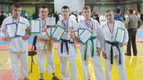 Панинские каратисты привезли с воронежского турнира 12 медалей