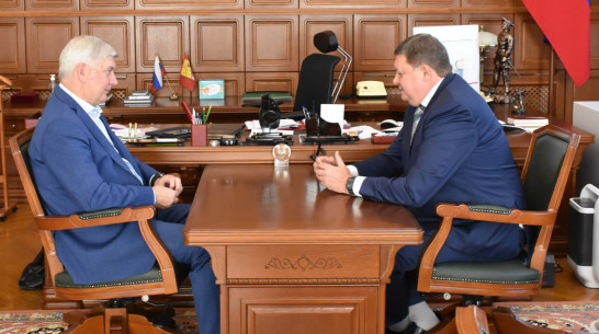 Губернатор Александр Гусев поздравил с юбилеем ректора Воронежской академии спорта Александра Сысоева