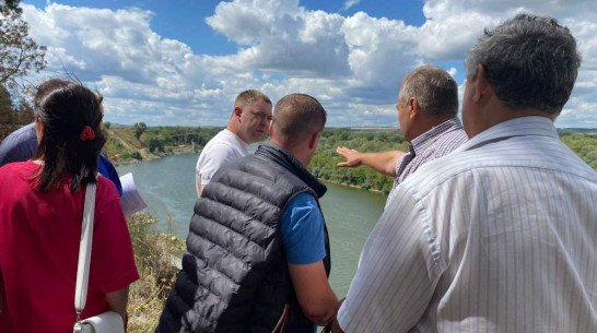 Эксперты проверили проведение работ по берегоукреплению реки Дон в Павловске